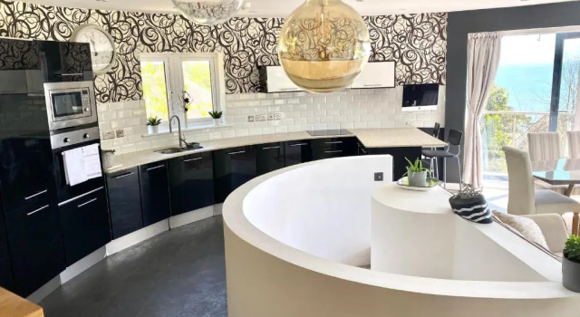 Коттедж с 3 комнатами One of the best properties in Lyme! Breathtaking views across the whole bay. 3 stories with 2 tier veranda around the property. Sleeps 6