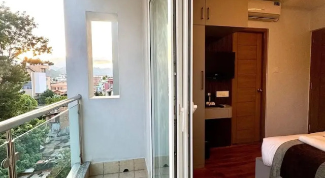 Двухместный номер Standard с балконом Hotel Alleyway Express