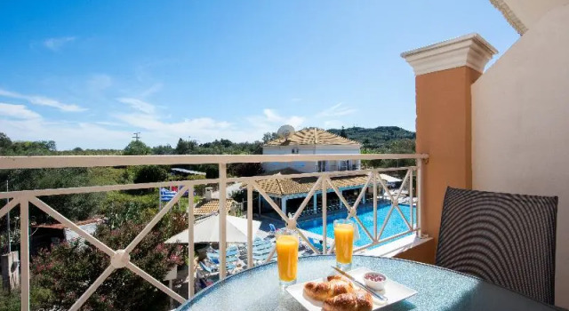 Двухместный номер Superior с балконом и с видом на бассейн Kavos Plaza Hotel