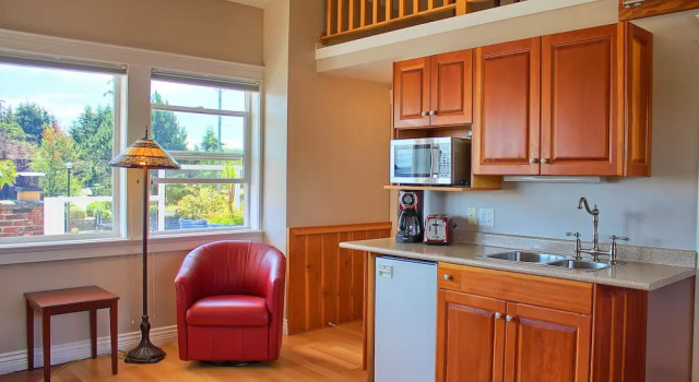 Люкс Luxury с видом на залив Birds of a Feather Victoria Oceanfront Studio Suites