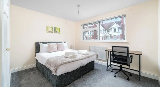 Redhill Retreat - Cozy 2 Bedroom Apartment, Забронировать Апартаменты/квартира Отели Западного Суссекса с парковкой, Парковка