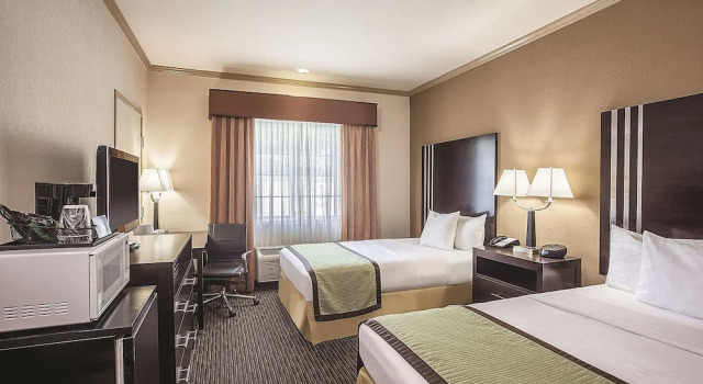 Четырёхместный номер Standard с красивым видом из окна La Quinta by Wyndham Davis