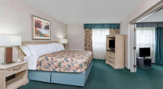 Четырёхместный номер Standard Ramada by Wyndham London