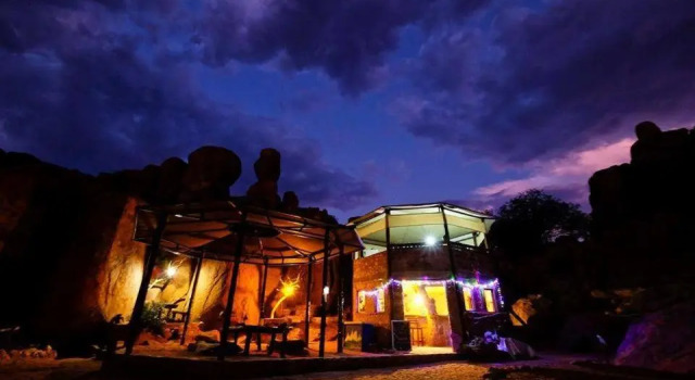 Madisa Camp, Boek Hotel Kalkbron Khorixas