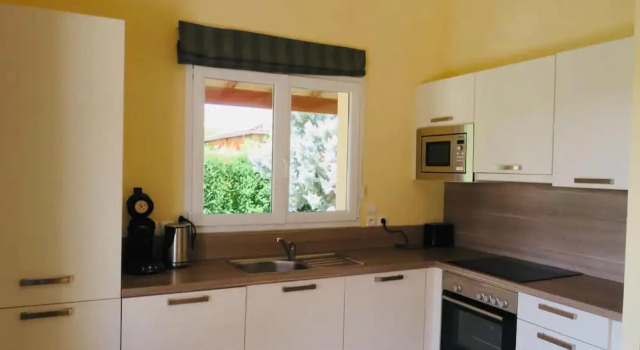 Коттедж Comfort Spacious villa with garden and pool