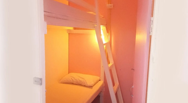 Кровать в общем номере Wild & Wandering Backpacker & Bar