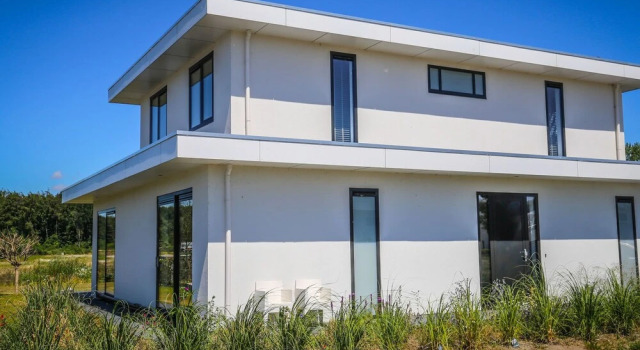 Magnificent waterfront design villa, located near Harderbos, Rezerwuj Boutique Hotel Hotele w Veluwe z parkingiem, Parking
