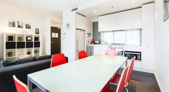 Апартаменты Premium c 1 комнатой с балконом ROBYN, 1BDR Melbourne Apartment