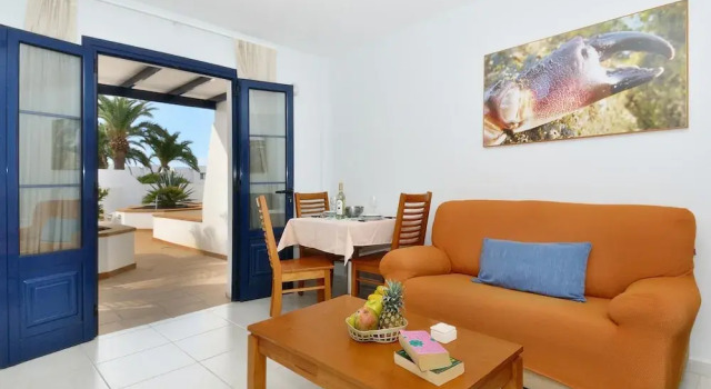 Remarkable 2-bed Apartment in Playa Blanca