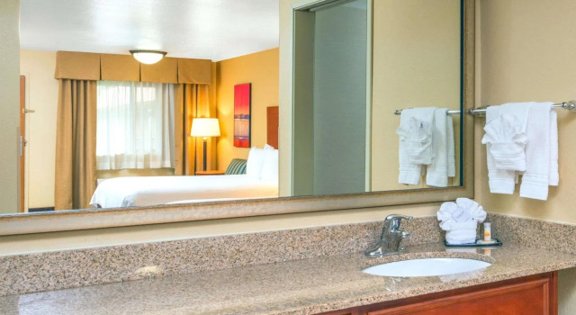 Days Inn and Suites Scottsdale, Забронировать Отель Скотсдейл Phoenix Metropolitan Area, рядом с Солт Ривер Филдс эт Талкинг Стик