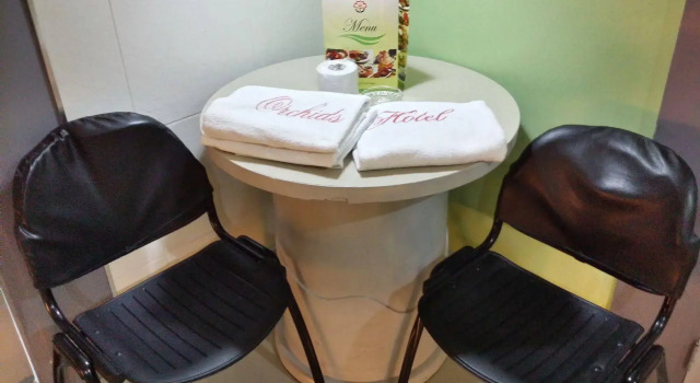 Orchids Drive Inn Hotel and Restaurant, Boek Hotel Goedkope hotels in Luzon