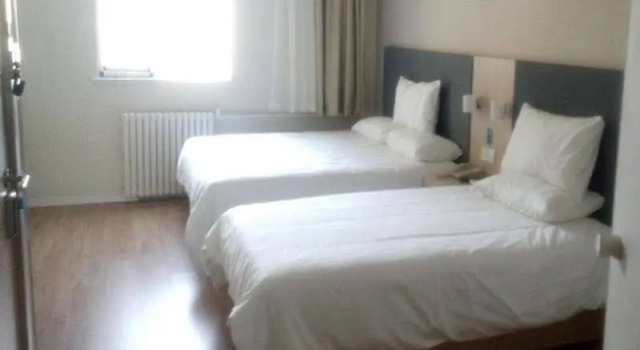 Home Inn Yiju Hotel (Qingdao May 4th Square Mixc City Zhiquan Road Metro Station Branch), Prenota Hotel Hotel a Shandong con parcheggio, Parcheggio