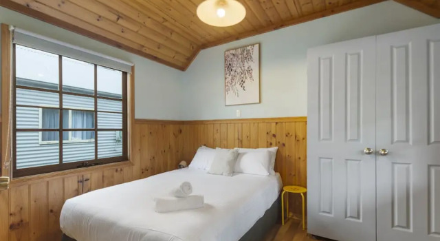 Номер Standard c 1 комнатой с видом на бассейн Wairo Beach Holiday Park
