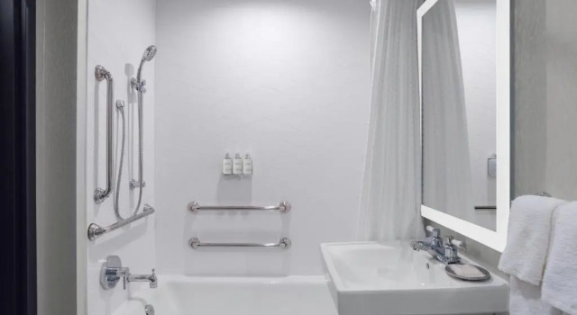 Четырёхместный номер Standard с балконом voco Niagara Falls - The Cadence by IHG