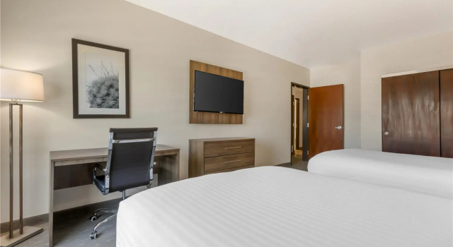 Четырёхместный семейный люкс с 2 комнатами Best Western Plus Casa Grande Inn & Suites
