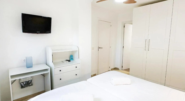 1 Bedroom Apartment Second Line Beach- Parque Marbella Building, Забронировать Апартаменты/квартира Отели Марбелья с бассейном, рядом с Музей гравюры, Бассейн