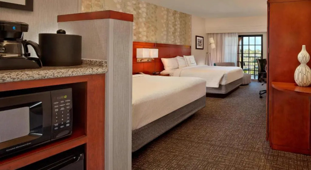 Четырёхместный номер Standard с балконом Courtyard by Marriott Stuart