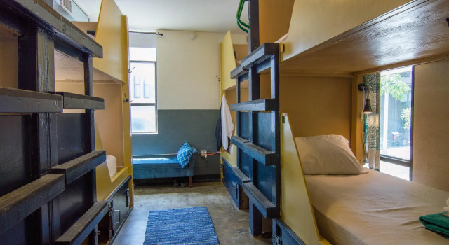 Кровать в общем номере (мужской номер) Firehouse Hostel
