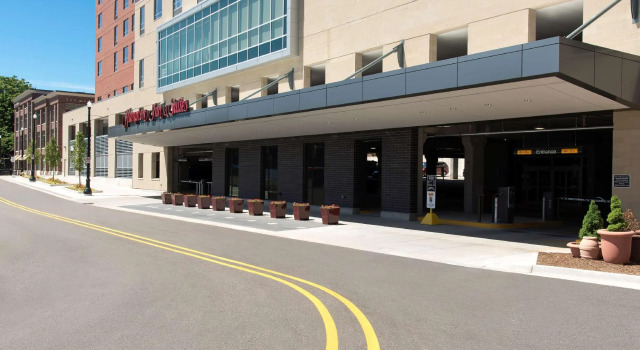 Люкс Hampton Inn & Suites Grand Rapids Downtown