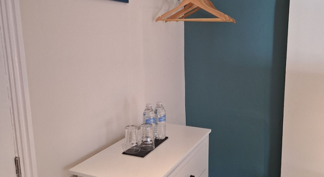 Room-comfortable Spacious Double Ensuite, Book Guesthouse Cranleigh Surrey, near Top Gear Test Track