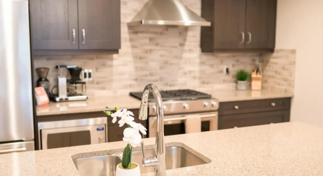 Spring Creek White Spruce Lodge Luxury 1 Bedroom plus Den by Mountain Haven Vacations, Rezervasyon Daire Canmore daireler, Daire