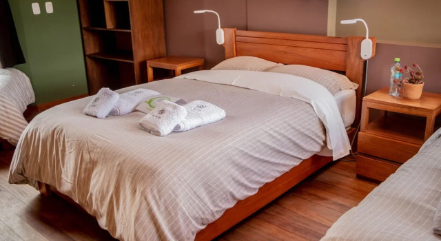 Кровать в общем номере Fleur Lodge