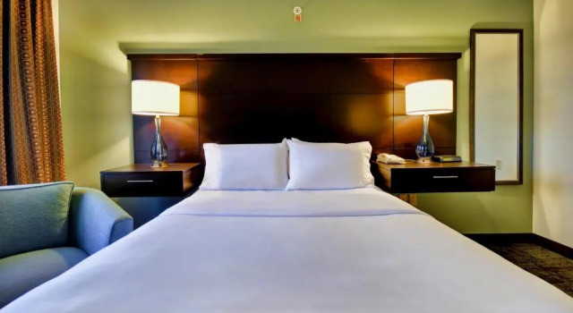 Двухместный номер Standard Staybridge Suites Madison - East by IHG