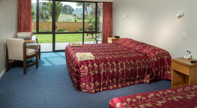 Трёхместная студия Karamea Hotel