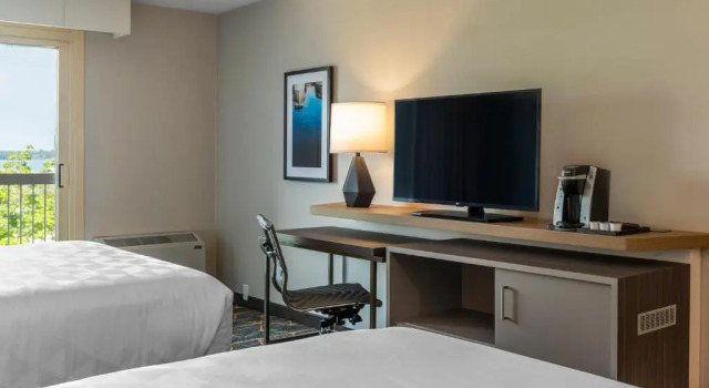 Четырёхместный номер Standard с балконом и с видом на реку Holiday Inn Kingston - Waterfront by IHG