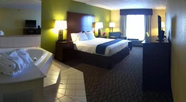 Run of House Holiday Inn Express Lapeer by IHG