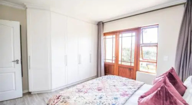 Plettenberg Bay Unit 6 Whale Rock Gardens Apartment with Backup Power, Забронировать Апартаменты/квартира Апартаменты Плеттенберг-Бей, Апартаменты/квартира