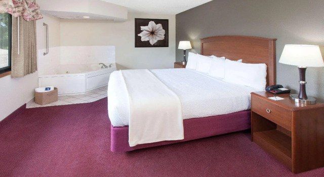 Двухместный люкс c 1 комнатой AmericInn by Wyndham Iowa Falls
