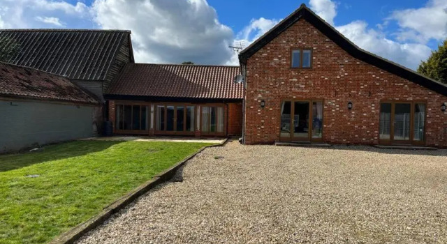 Коттедж Charming Norfolk Barn Conversion in Barnham Broom