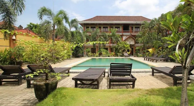 Кровать в общем номере Beneyasa Beach Inn I