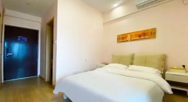 Четырёхместный люкс Premium с балконом и с видом на озеро Xichang Shuiyue Jingshe Homestay