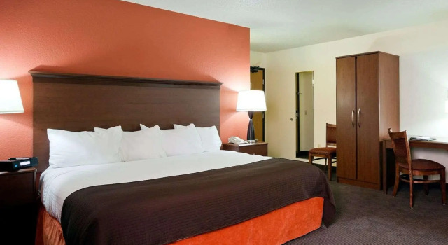 Двухместный люкс с видом на реку AmericInn by Wyndham International Falls