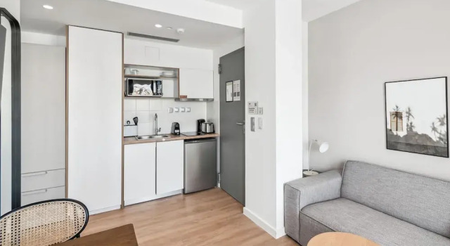 Люкс c 1 комнатой с балконом Limehome Piraeus Olive