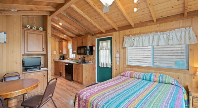 Четырёхместный семейный номер Standard Crater Lake Resort