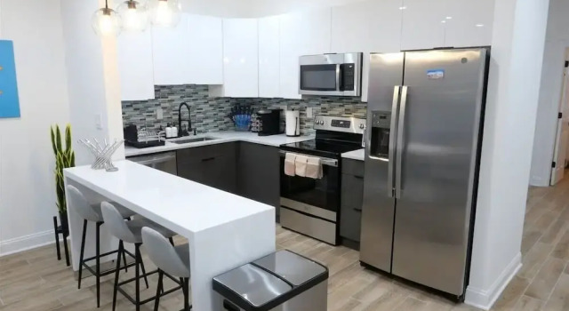 Pop Art Chic! Stunning Shaw - U Street Apartment, Забронировать Апартаменты/квартира Northwest Вашингтон, рядом с Говардский университет