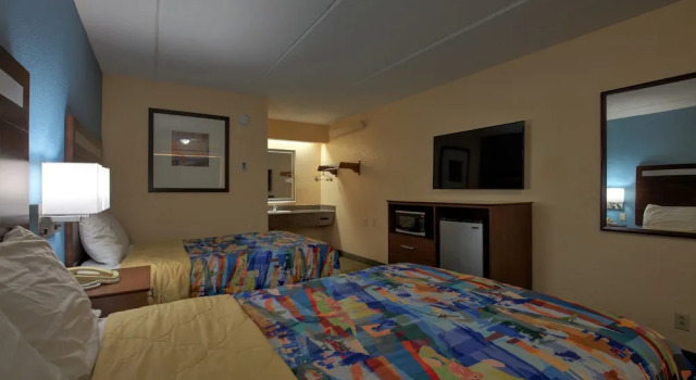 Четырёхместный номер Standard с балконом Fair View Inn & Suites