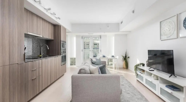 Upscale & Modern 1bd + Den in heart of Downtown!, Varaa Hotelli Toronto 