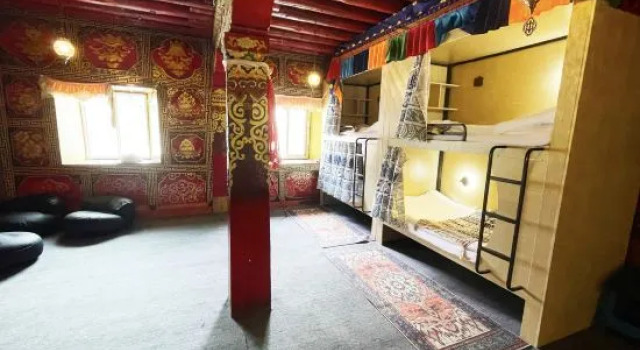 Кровать в общем номере Heavenly Crane -TibetLodge