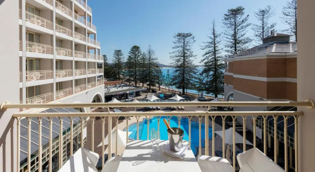 Номер Standard с балконом и с видом на бассейн Crowne Plaza Terrigal Pacific by IHG