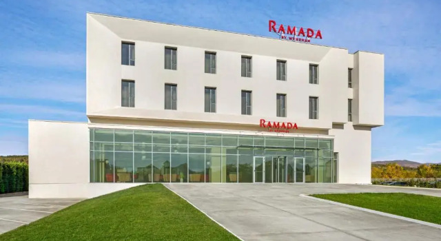 Ramada by Wyndham Targu JIU, Varaa Hotelli Hotellit Carpathians - Romania uima-altaalla, Uima-allas