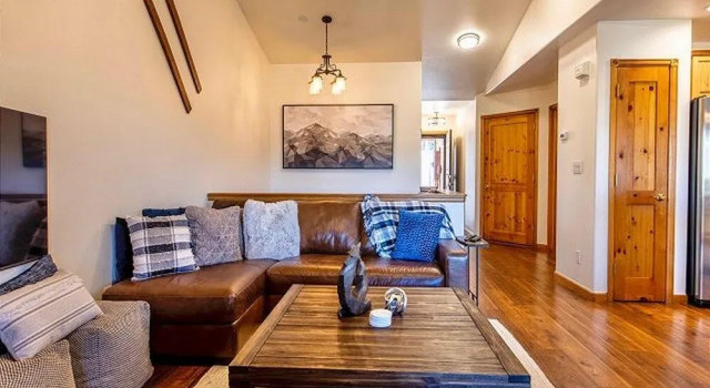 Lookout Ridge Townhomes #113 by Summit County Mountain Retreats, Rezerwuj Dom wakacyjny Hotele w Dillon z parkingiem, Parking