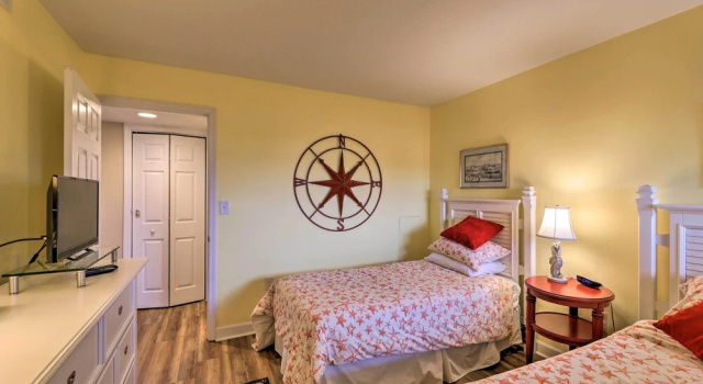 Апартаменты Emerald Isle Condo w/ Direct Access to Ocean!