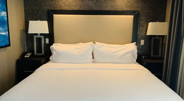 Люкс c 1 комнатой с балконом Holiday Inn Express and Suites Calgary by IHG
