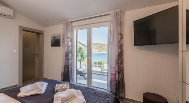 Goldie - 30 m From Beach - H, Забронировать Отель Севид Trogir Riviera