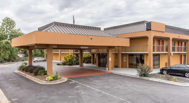Clarion Pointe Statesville, Забронировать Отель Стейтсвилл Северная Каролина