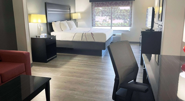 Отель La Quinta Inn & Suites by Wyndham Tulsa Midtown